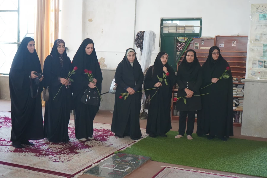 غبارروبی و عطرافشانی گلزار شهدا 4