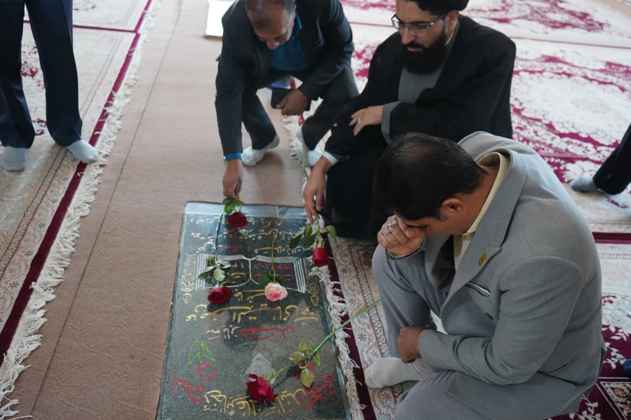 غبارروبی و عطرافشانی گلزار شهدا 6