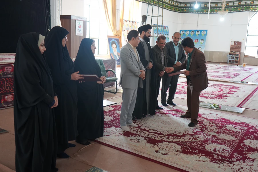 غبارروبی و عطرافشانی گلزار شهدا 9