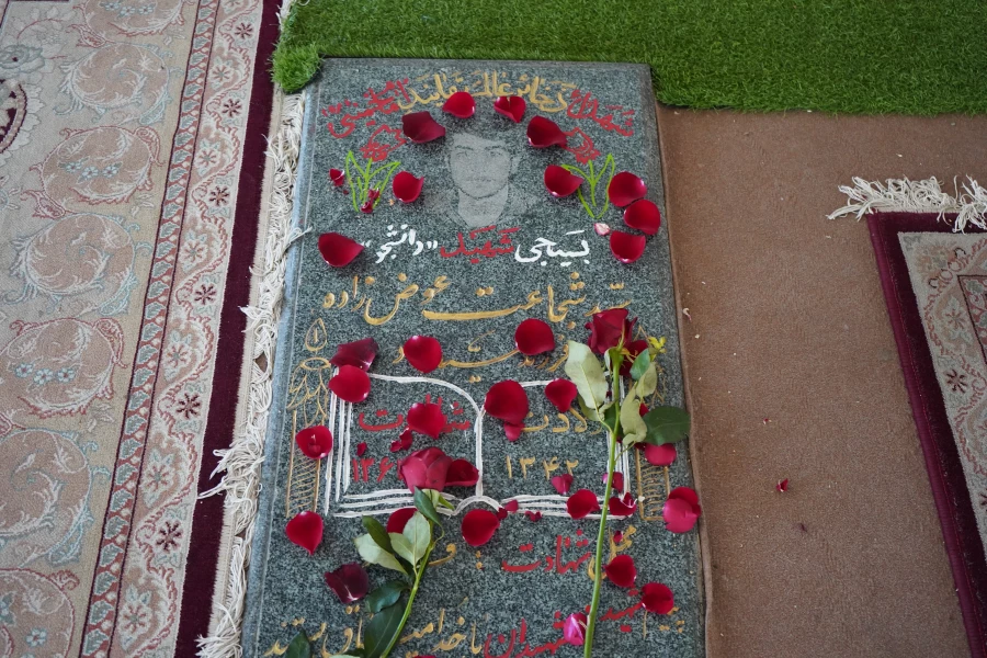 غبارروبی و عطرافشانی گلزار شهدا 10